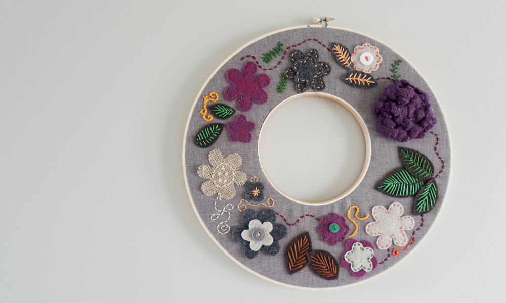 FALL DECOR: Embroidery hoop wreath {Heather's Handmade Life}