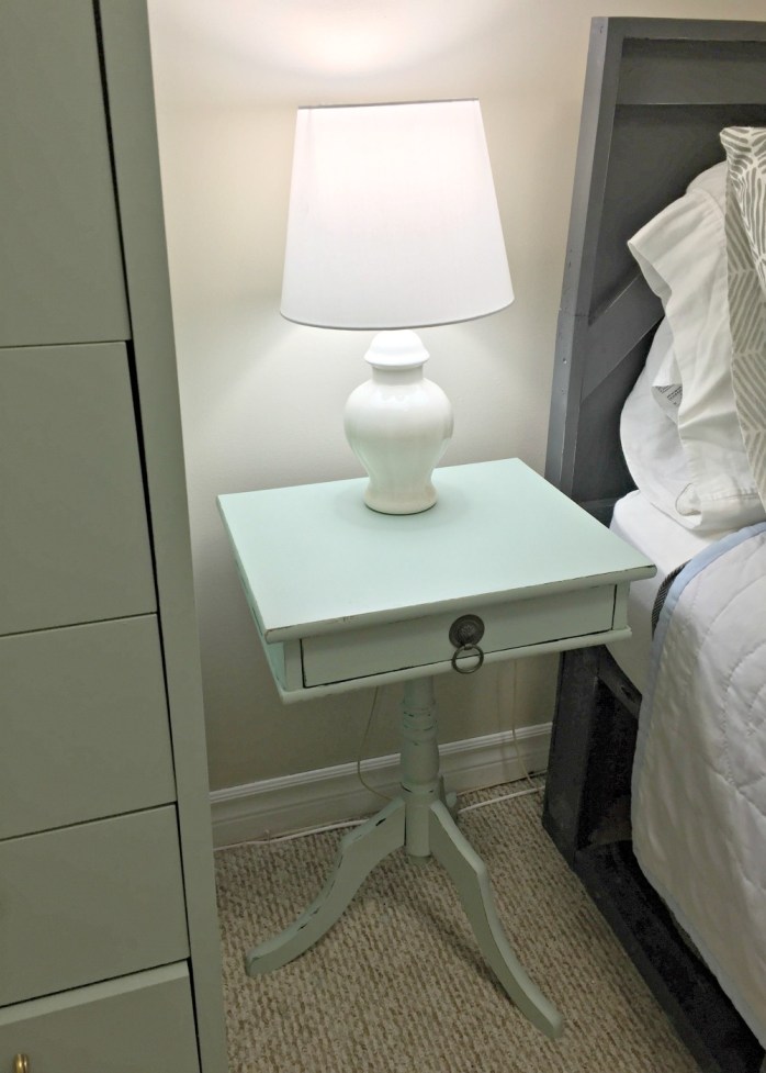 Easy nightstand makeover {Heather's Handmade Life}
