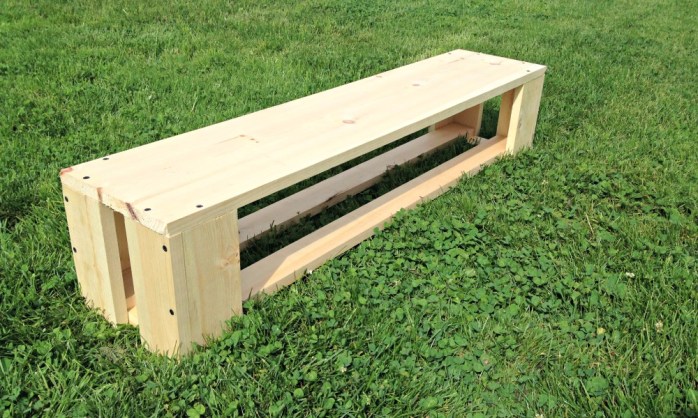 DIY farmhouse benches for under a coffee table {Heather's Handmade Life}